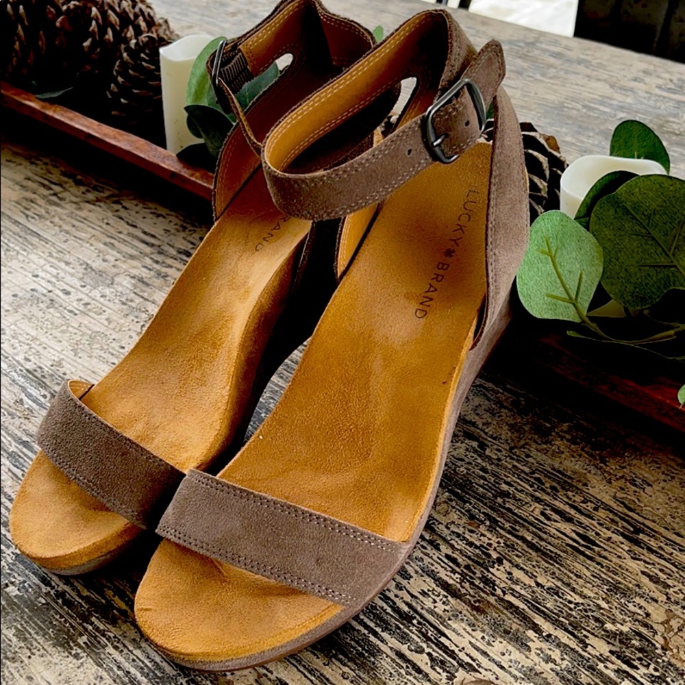 Comfortable Suede taupe wedges!